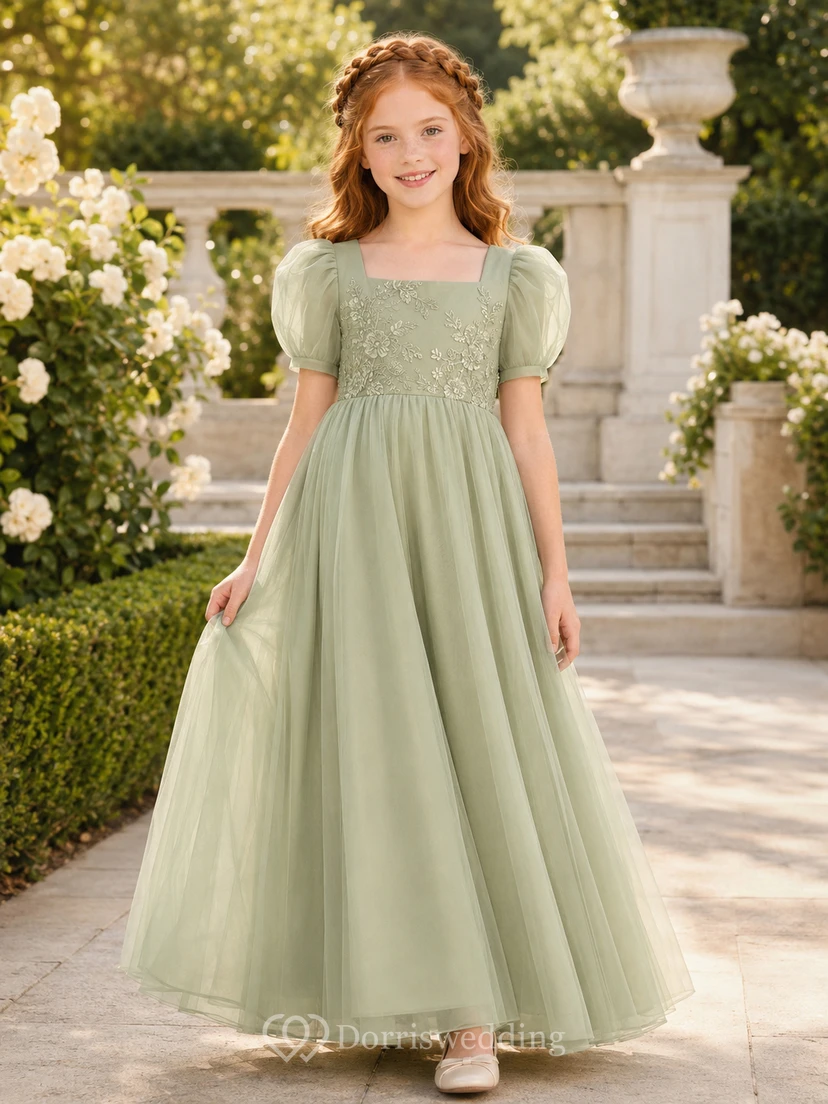 Robe de demoiselle d'honneur couleur sauge, col carré, manches bouffantes, tulle fleuri, coupe trapèze, longueur au sol
