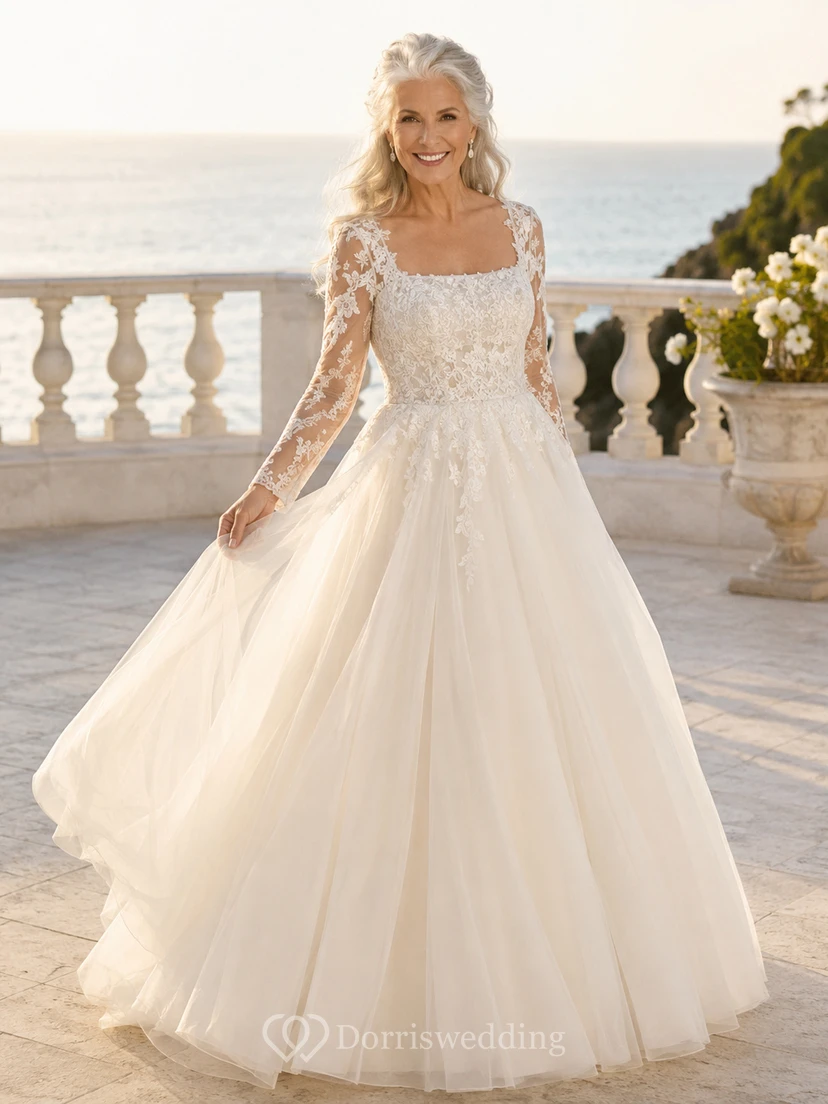Robe de bal de princesse pour mariée mature, en tulle, col carré, manches longues en dentelle.