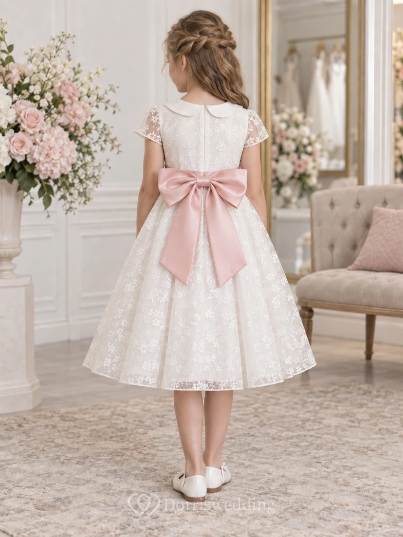 Vestido de niña de flores vintage blanco con estampado floral, corte en A, mangas cortas de encaje y fajín rosa, largo hasta la rodilla. view 2