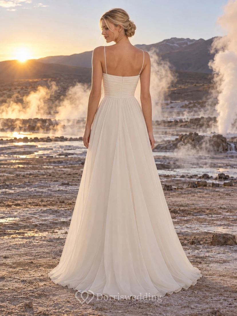 Sencillo vestido de novia color champán de corte A con tirantes finos y corpiño fruncido. view 2