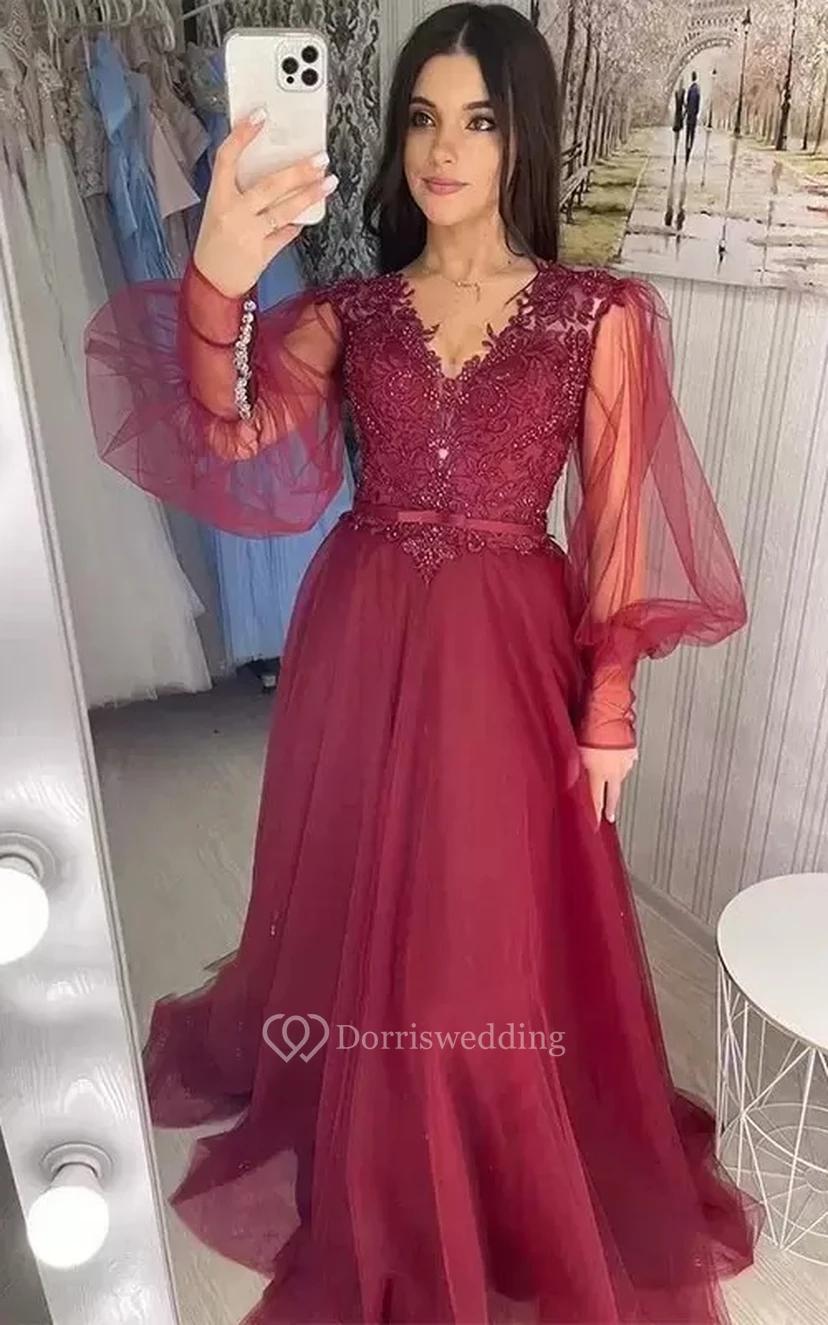 Vestido de fiesta de corte A con escote en V, mangas largas abullonadas y detalles de pedrería.