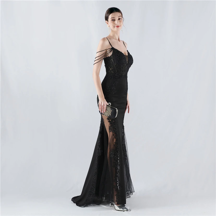Robe de soirée à col montant en dentelle et perles, ornée d'un gilet à chevrons et d'un haut en dentelle. view 5