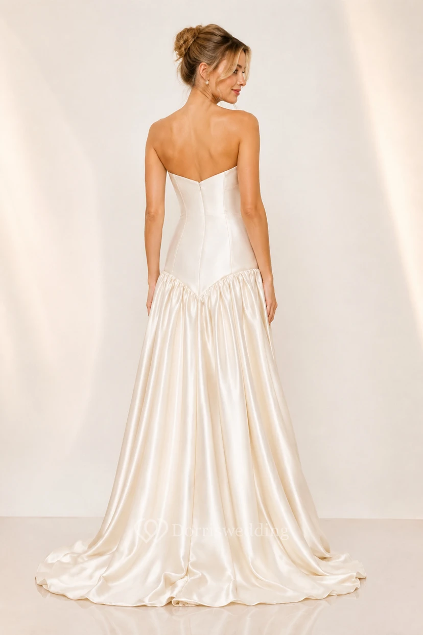 Abendkleid aus elfenbeinfarbenem Satin, A-Linie, trägerlos mit Schlitz, bodenlang view 2