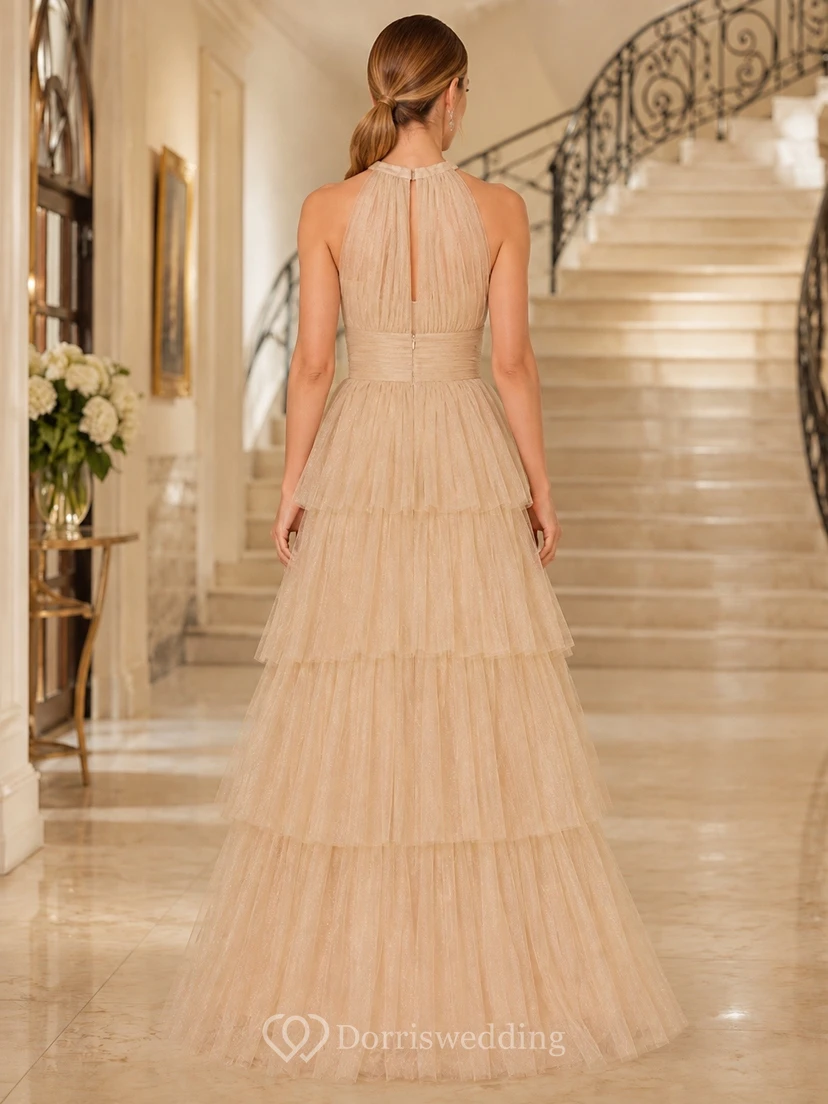 Vestido de gala color champán con cuello alto, mangas cortas y volantes escalonados view 2
