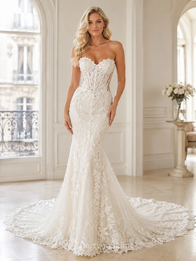 Robe de mariée sirène fluide en dentelle, bustier cœur, sans manches, traîne chapelle, ornée d'appliqués floraux.