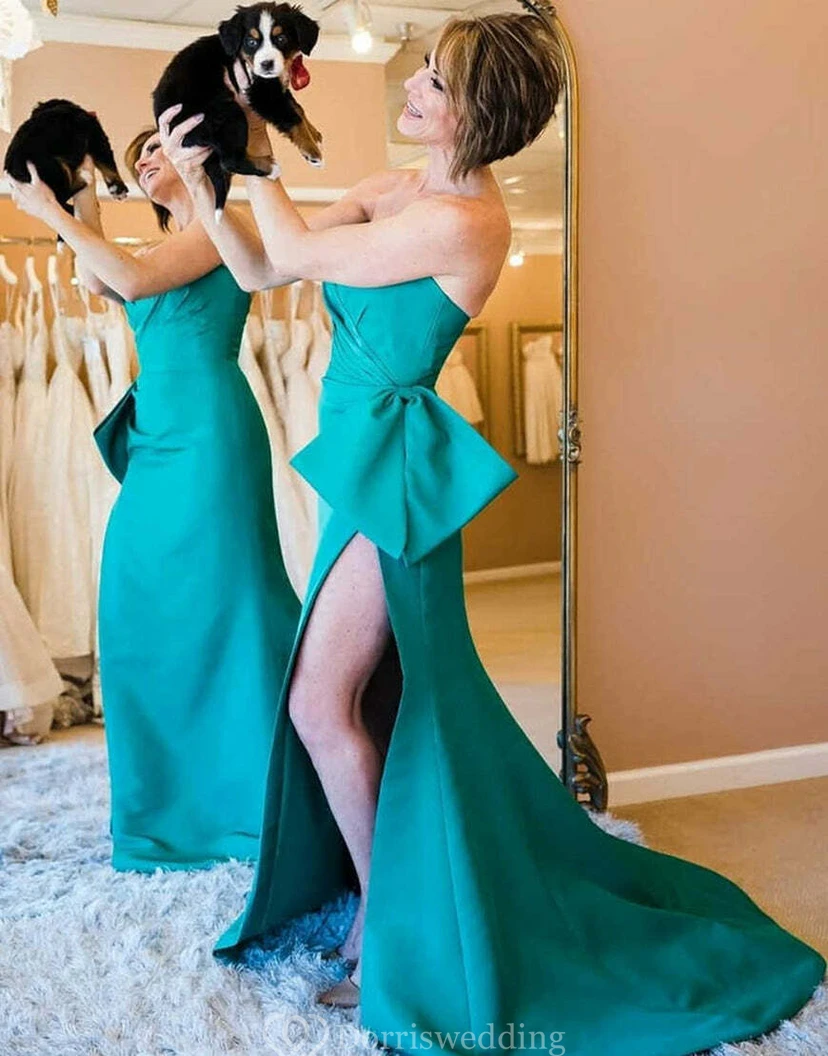 Schlichtes Kleid aus Satin mit gekreuzten Rüschen vorne, Schlitz und Schleife view 3