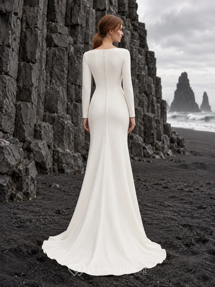 Vestido de novia de crepé de manga larga con escote barco y espalda abotonada. view 2