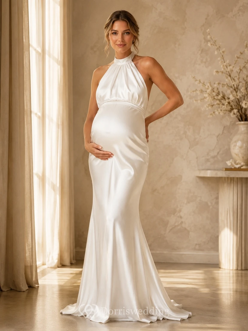 Vestido de novia premamá de satén sin mangas con escote halter y cola larga estilo sirena.