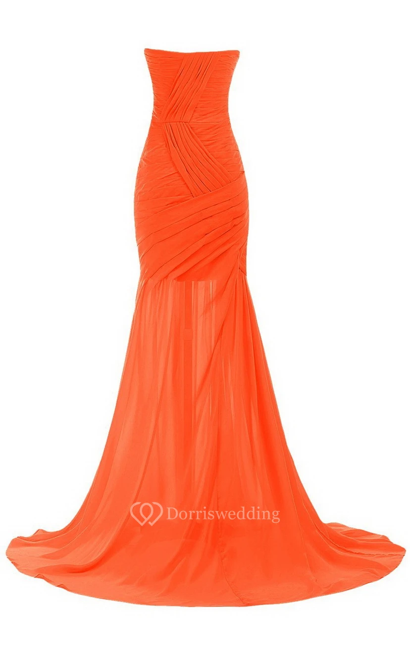 Vestido de novia con escote corazón, cola larga, fruncido y abalorios. view 18