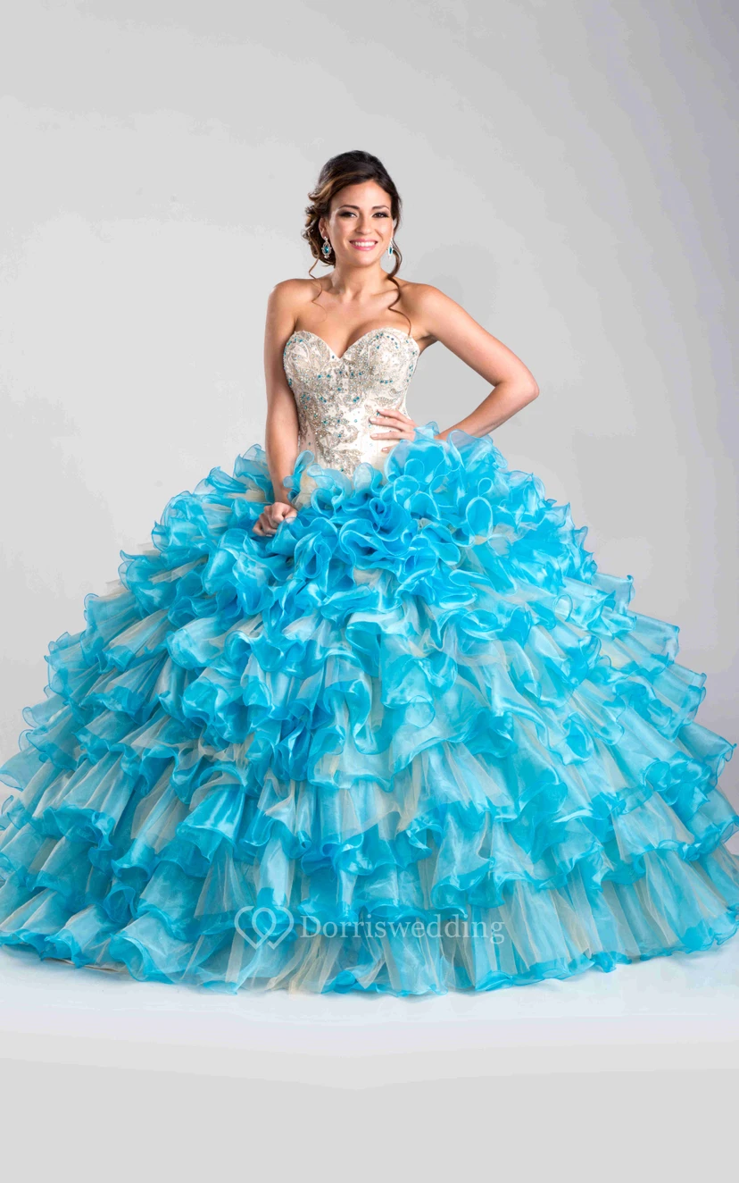 Ballkleid mit Herzausschnitt, mehrlagigen Rüschen und abnehmbarem Cape