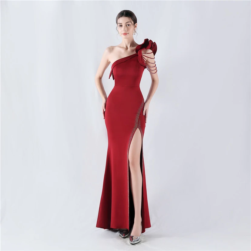 Vestido de noche con cuello oblicuo, hombros con estampado de hojas de loto, bordado artesanal y diamantes, ideal para la celebración de la reunión anual. view 20