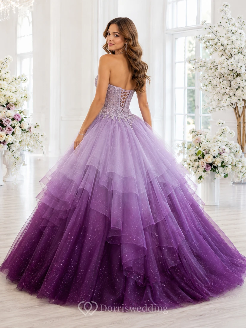 Vestido de princesa de quinceañera sin tirantes, con capas de tul brillante y efecto degradado en tonos lila y ciruela view 2