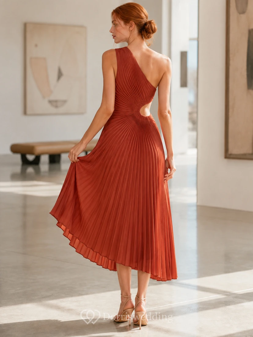 Robe midi asymétrique plissée rouille à une épaule dénudée view 2