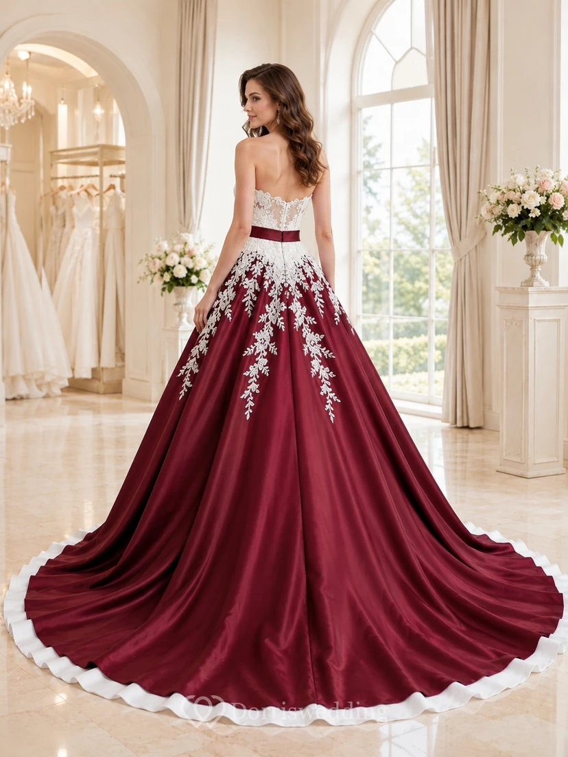 Burgunderrotes, trägerloses, besticktes Satin-Ballkleid mit Herzausschnitt und Schleppe – ein luxuriöses Brautkleid view 2