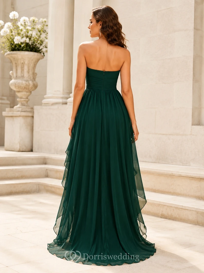 Vestido de noche verde, corte en A, de gasa, sin tirantes, con volantes y escote asimétrico. view 2