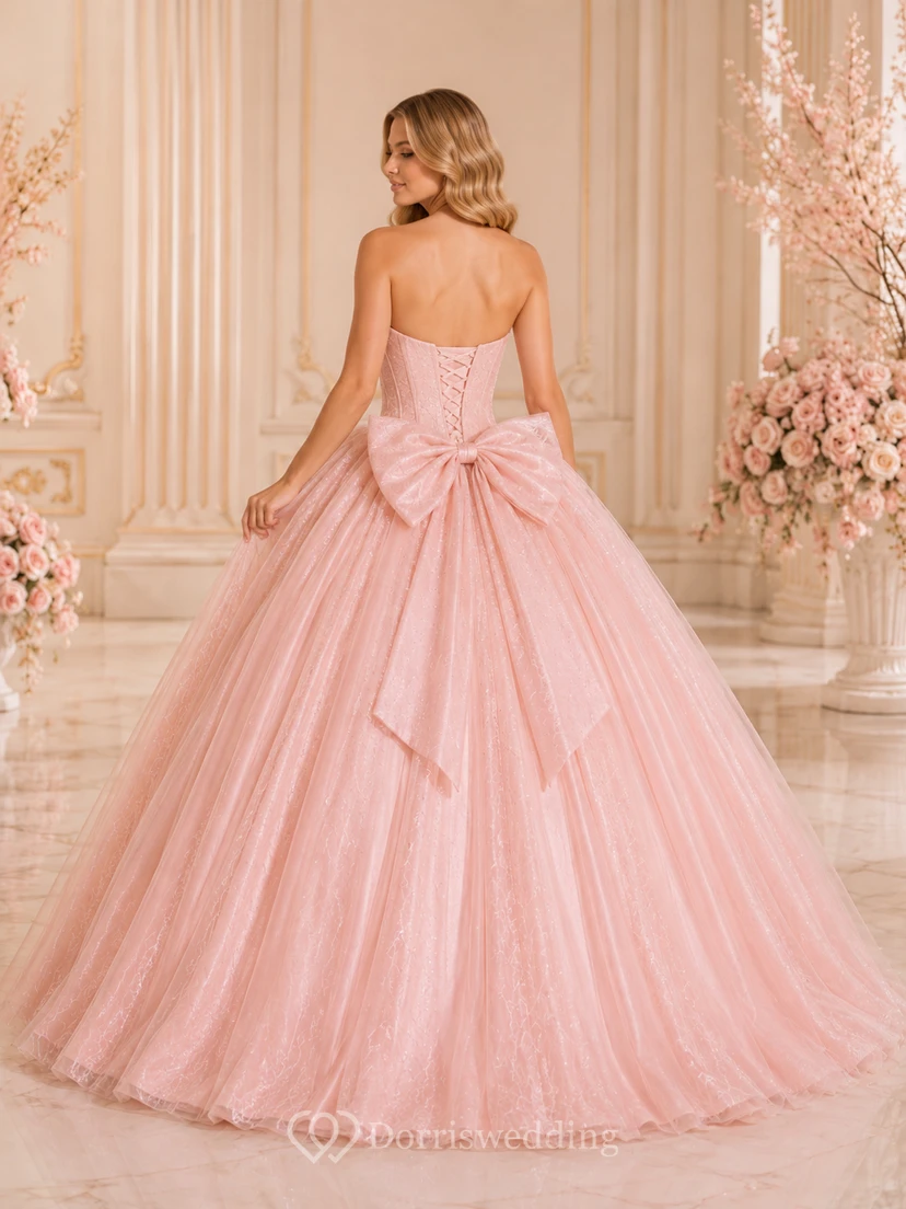 Robe de bal de princesse rose poudré, luxueuse, bustier, décolleté cœur, nœud surdimensionné et paillettes, pour les 16 ans. view 2