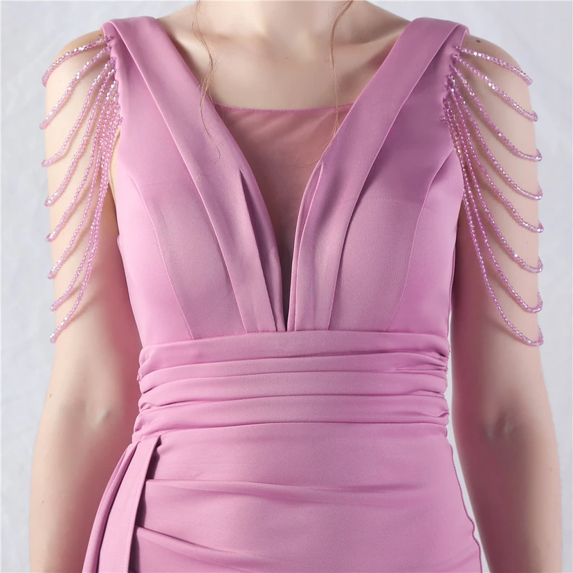 Ein Abendkleid aus insgesamt 8 Farben, gefertigt mit aufwendiger Satinfalttechnik und Perlenstickerei. view 8