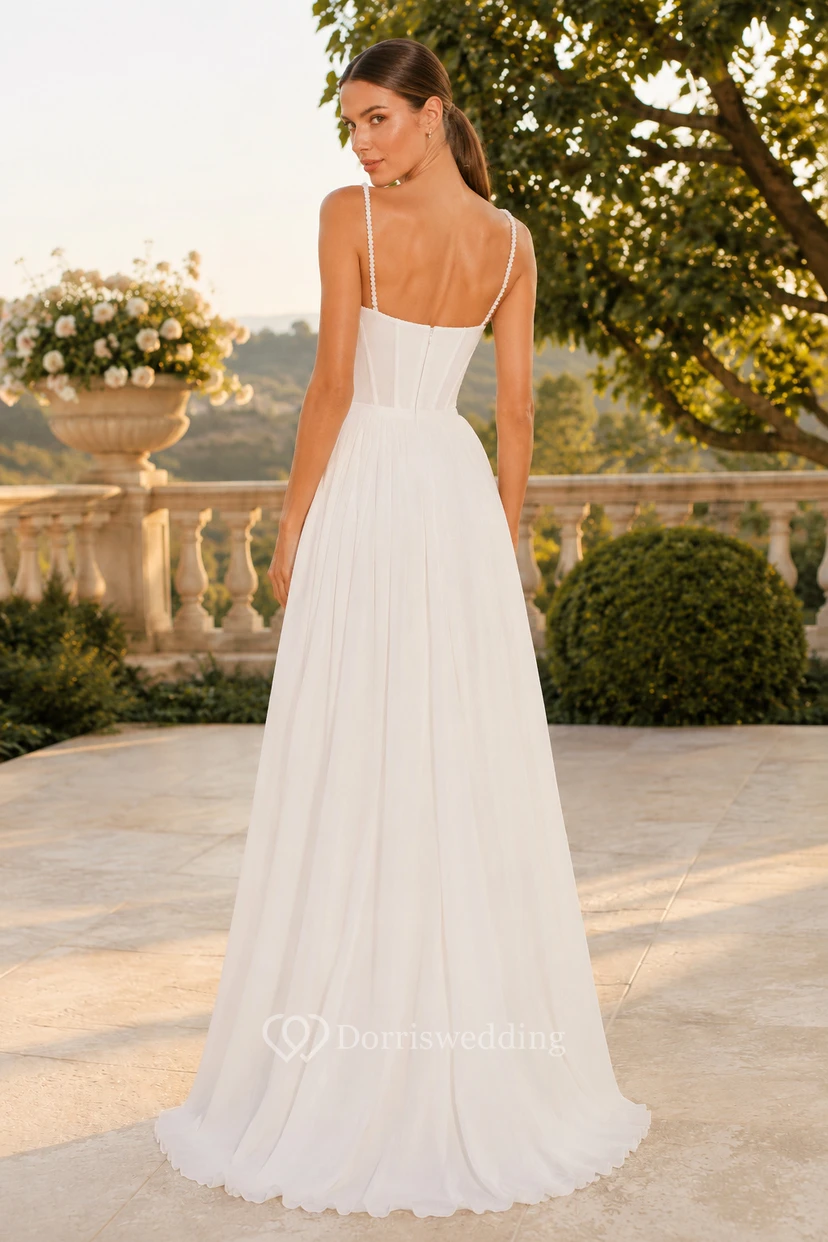 Robe de soirée blanche en mousseline de soie, coupe trapèze, bretelles spaghetti et fente, longueur au sol view 2