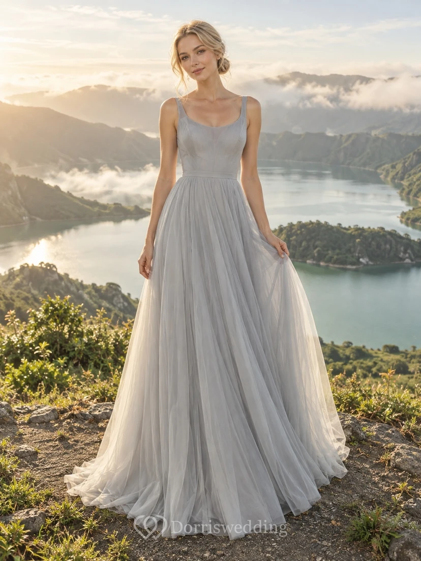 Vestido de novia sencillo de corte A, sin mangas, con escote redondo y falda en tul gris acero.
