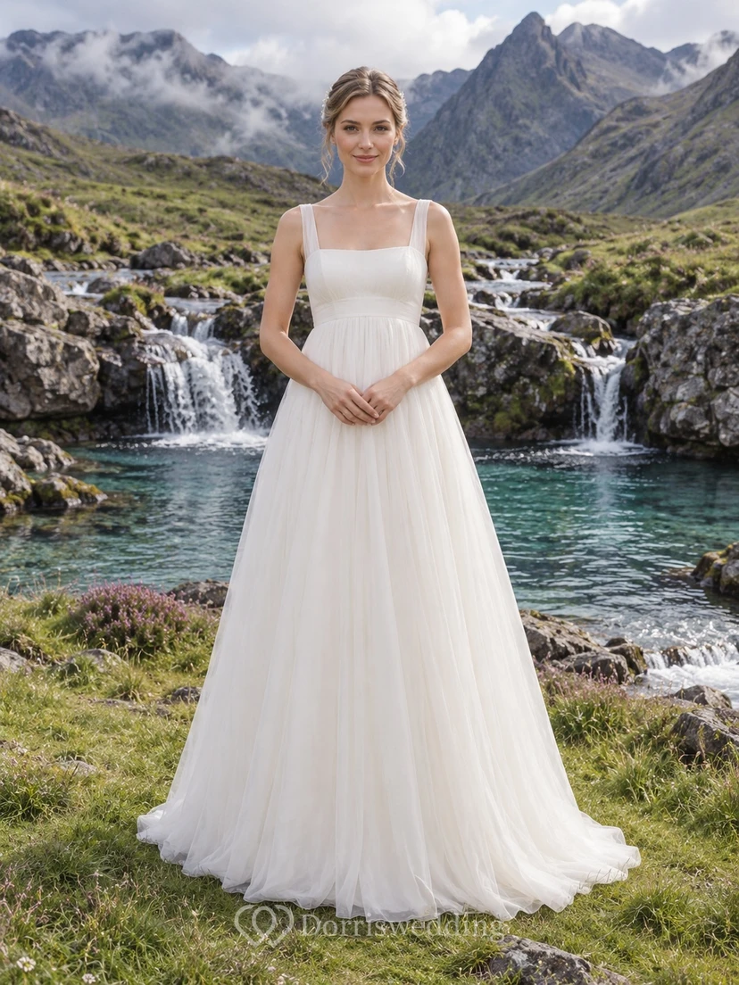 Sencillo vestido de novia de corte imperio en tul con escote cuadrado y corpiño fruncido.
