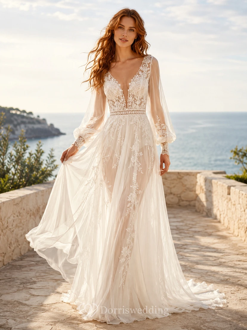 Robe de mariée en dentelle et tulle, coupe trapèze, col en V, manches longues et traîne.