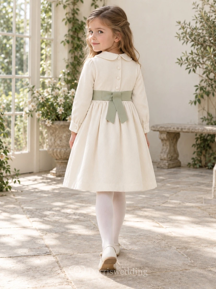 Schlichtes, elegantes Blumenmädchenkleid aus Cord mit langen Ärmeln, elfenbeinfarbenem Ripsband, Schleife am Rücken und langen Ärmeln, knielang, salbeigrünem Rücken und Blumenmädchenkleid