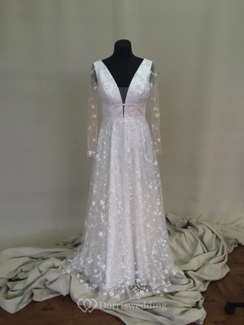 Vestido sencillo azul con estrellas celestiales de tul estilo bohemio y lentejuelas brillantes. view 9