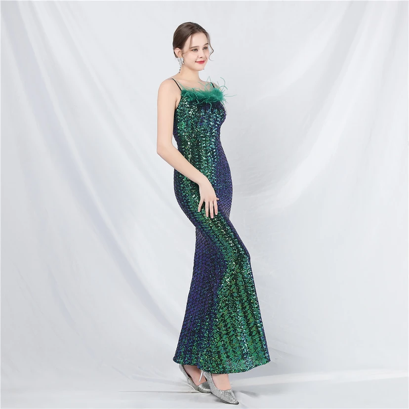 Robe de soirée de luxe ornée de plumes d'autruche et de sequins, idéale pour un banquet. view 35