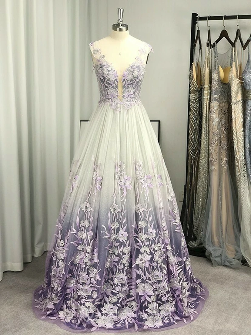 Robe de bal violette sans manches à col V et coupe empire florale, ornée d'appliqués. Col V et coupe trapèze. view 7