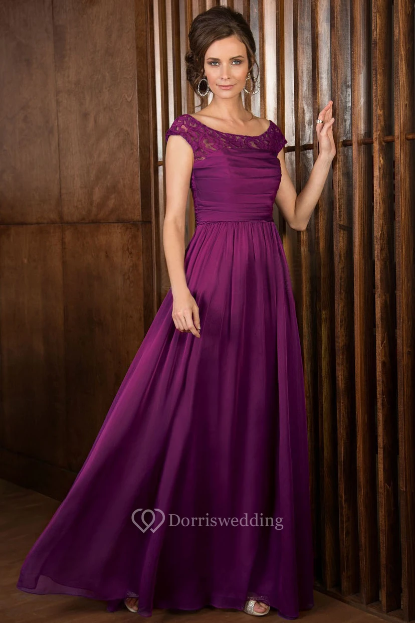 A-Linien-Kleid mit kurzen Ärmeln, bodenlang und V-Ausschnitt am Rücken – perfekt für die Mutter der Braut.