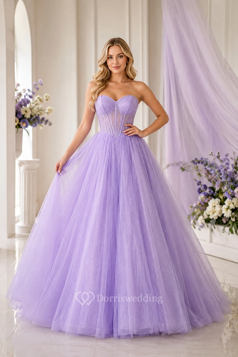 Vestido de gala de tul color lavanda sin tirantes con corpiño tipo corsé para graduación.