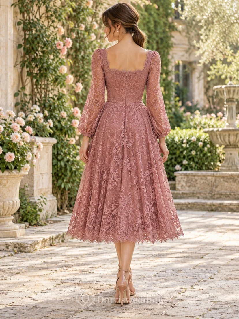 Robe d'invitée rose poudré en dentelle, longueur thé, col carré, manches longues, col carré, couleur rose poudré. view 2