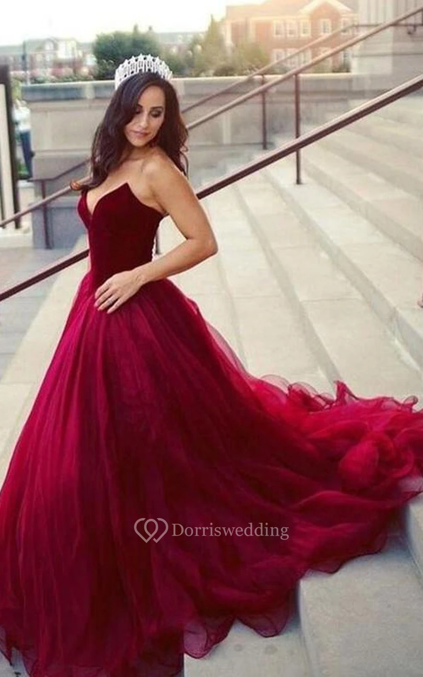 Vestido de noche romántico sin mangas, largo hasta el suelo, con cola de corte y volantes.
