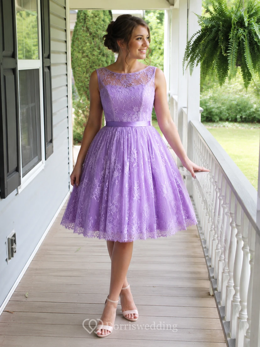 Robe trapèze arrivant au genou, manches courtes, ceinture en dentelle, plis et laçage view 10