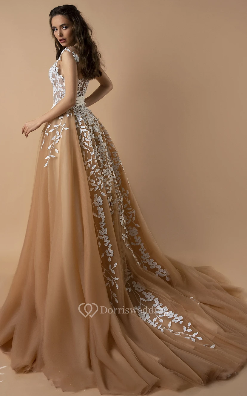Robe de soirée élégante en dentelle, coupe trapèze, col bateau, longueur au sol, boutonnée et ornée d'appliques view 2