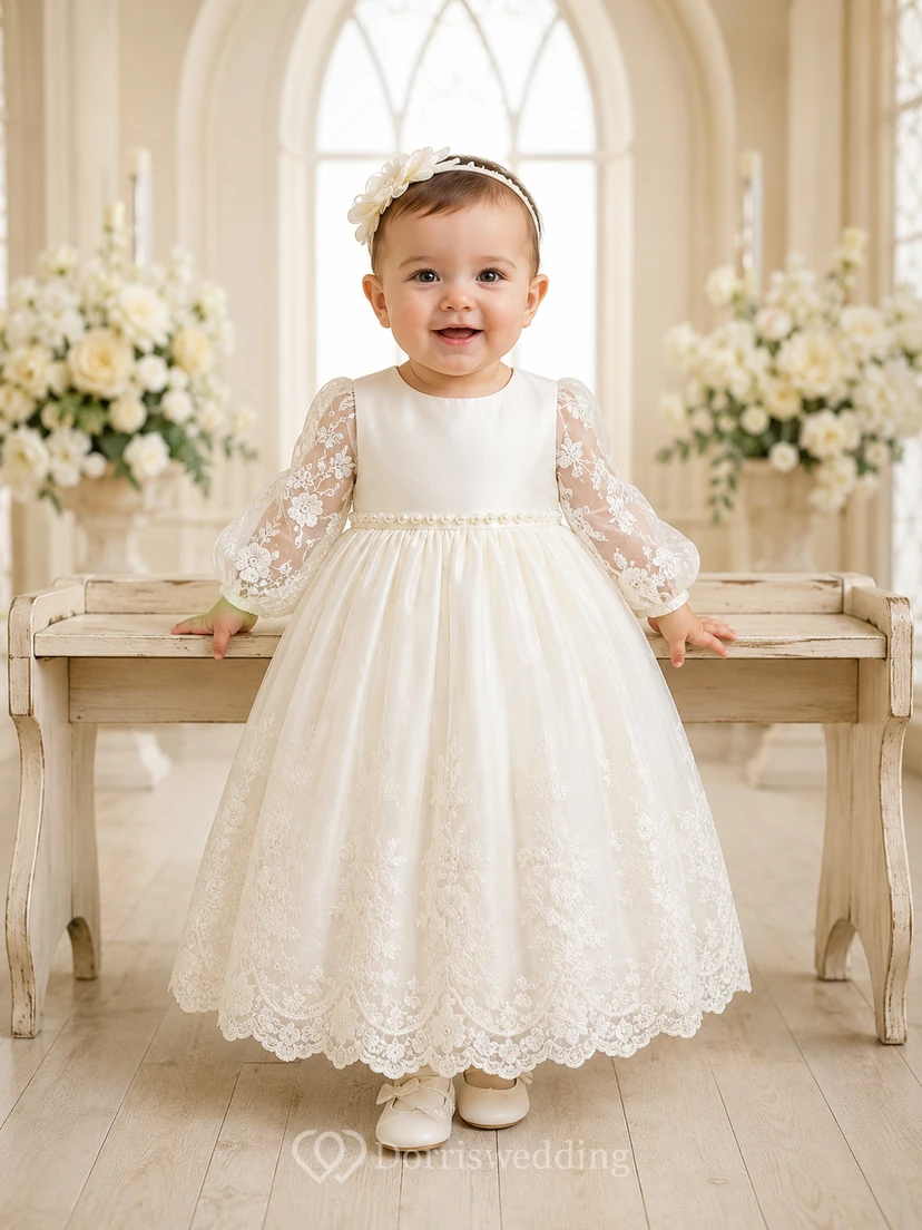 Robe de baptême pour bébé, coupe trapèze, manches longues et dentelle brodée