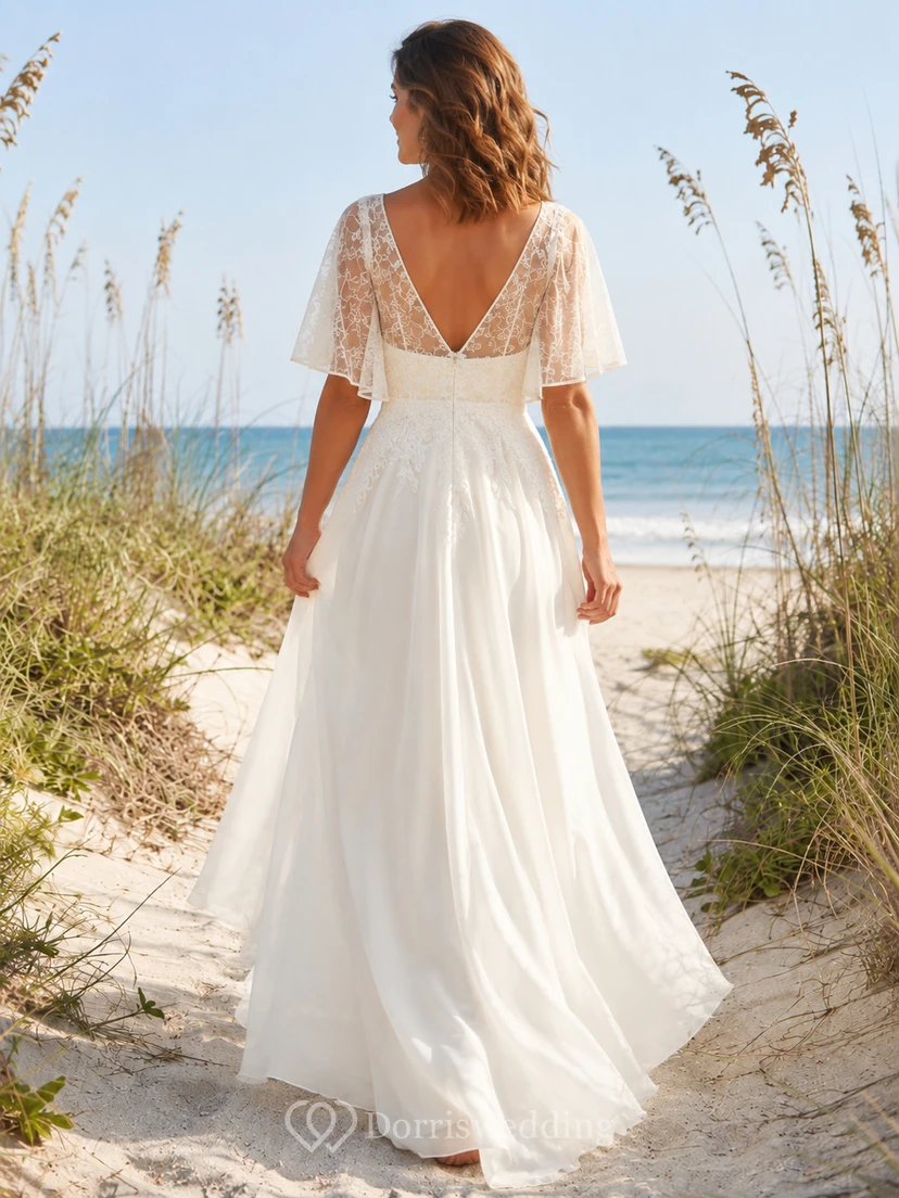 Robe de mariée de plage légère en mousseline de soie, col en V, manches papillon et dentelle, coupe trapèze, ornée de dentelle. view 2