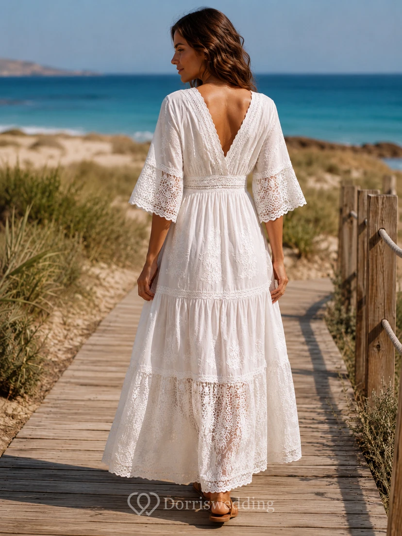 Vestido bohemio blanco de encaje de algodón ibicenco, corte A, largo hasta el suelo, escote en V, mangas acampanadas. view 2