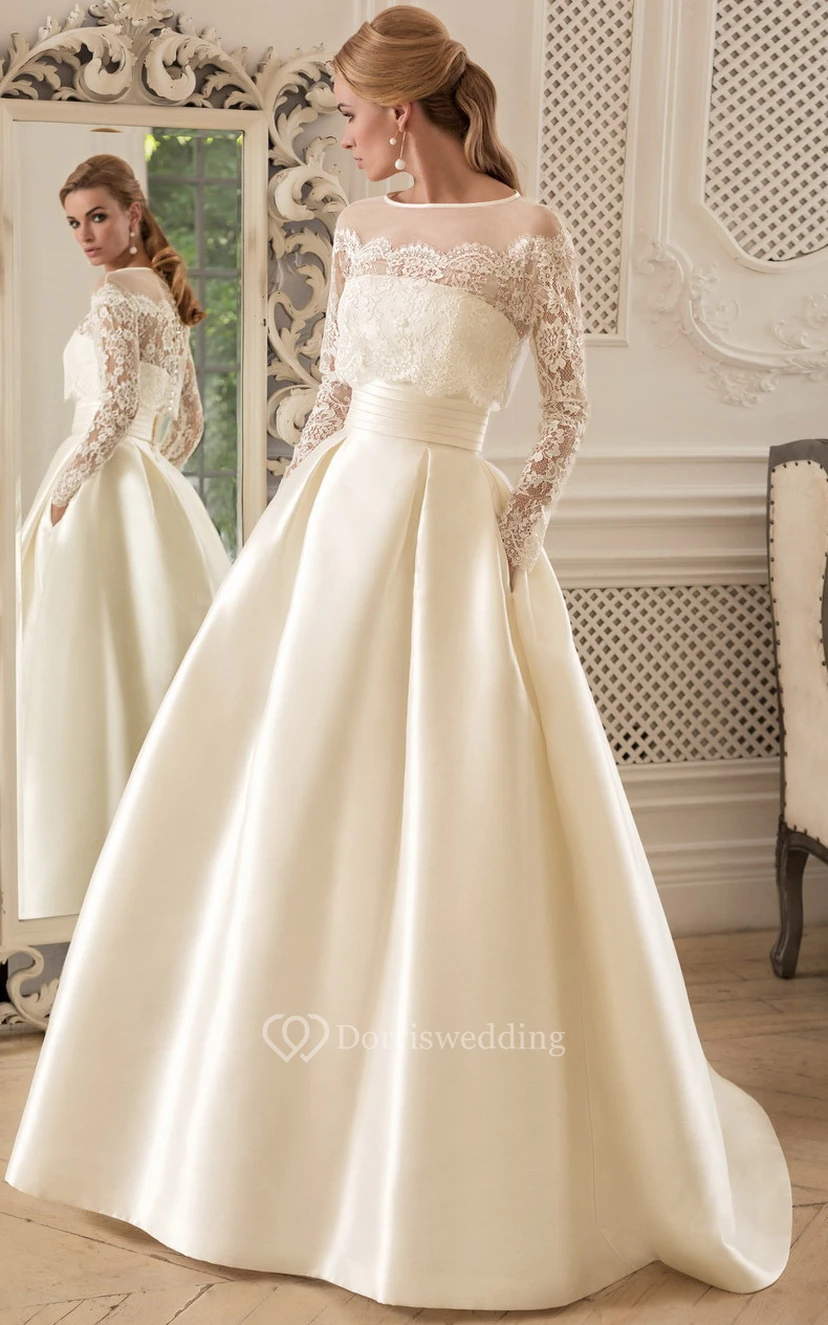 Robe de mariée élégante en satin, coupe trapèze, manches longues et fronces. view 5