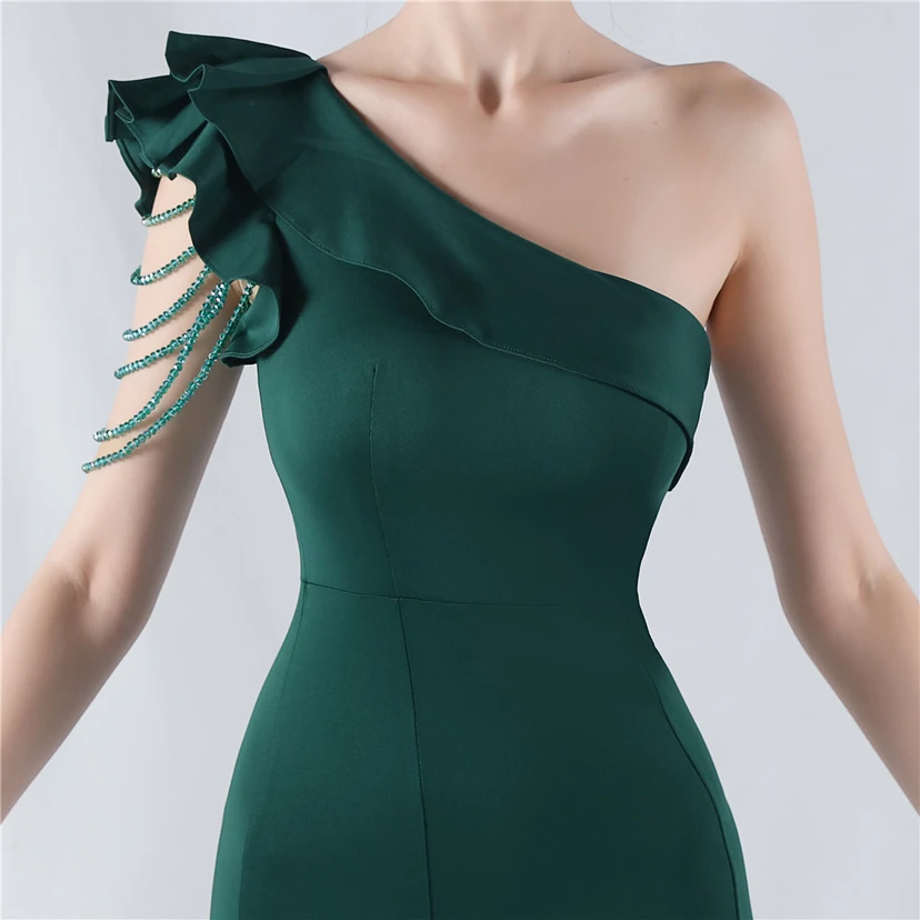 Vestido de noche asimétrico de satén con escote alto y cuello oblicuo, adornado con cuentas. view 79