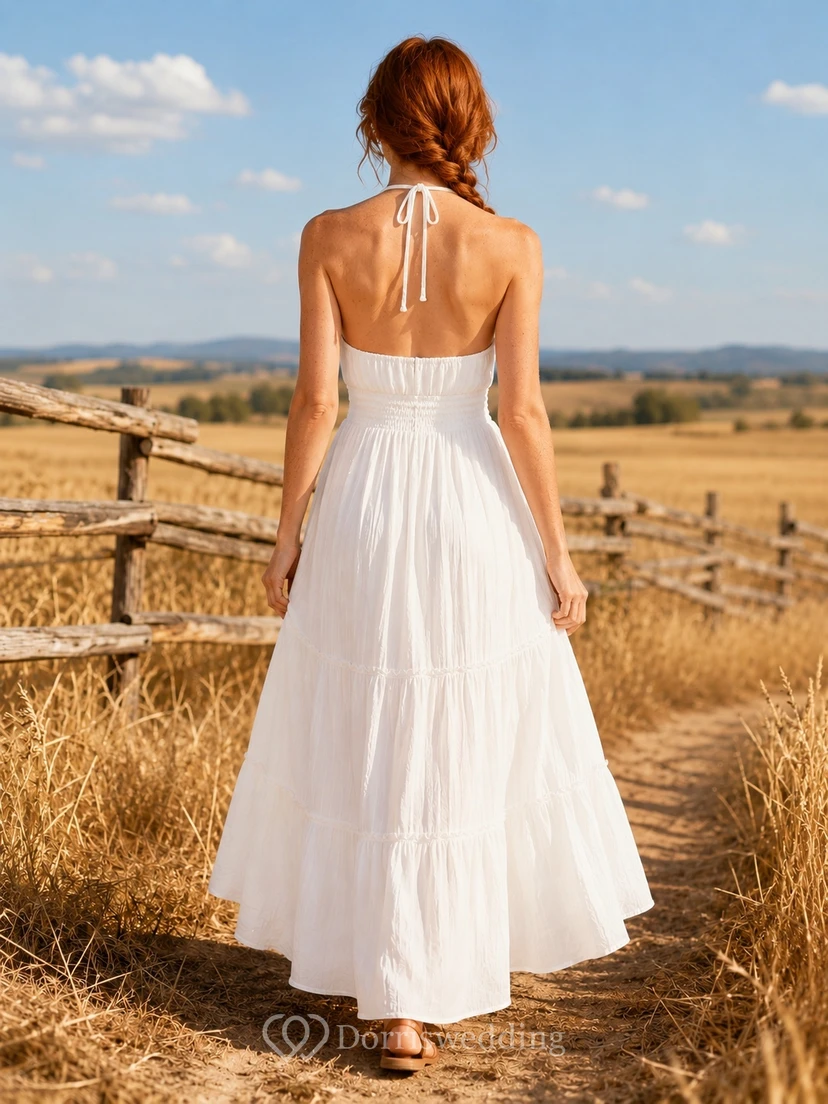 Robe d'été décontractée blanche champêtre en mousseline, coupe trapèze, dos nu et longue jusqu'au sol view 2