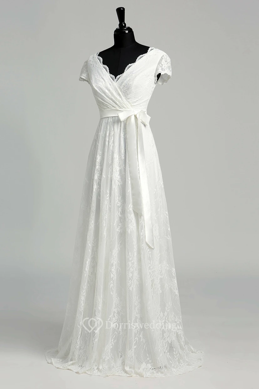 Robe de mariée en dentelle, coupe trapèze, décolleté en V festonné, manches courtes illusion, longueur au sol view 15