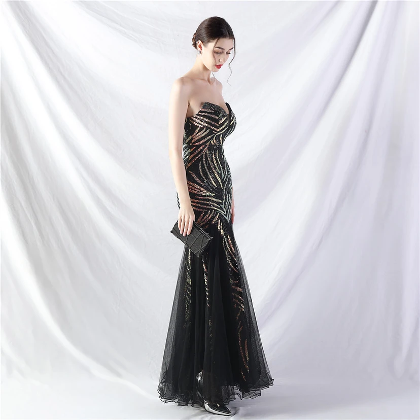 Schwer gearbeitetes, perlenbesetztes Abendkleid aus Netzgewebe mit superdichter Paillettenbesatz view 76