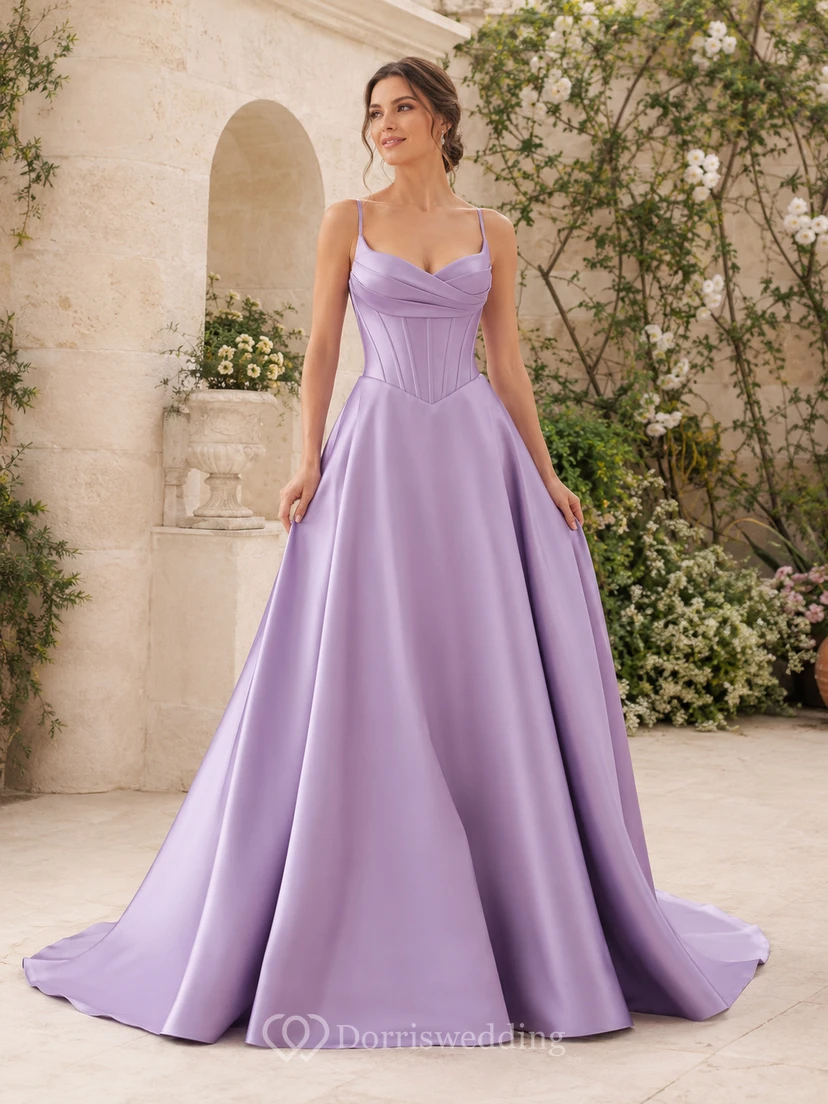 Robe de mariée en satin lavande, col bénitier, bretelles spaghetti et lacets, coupe trapèze