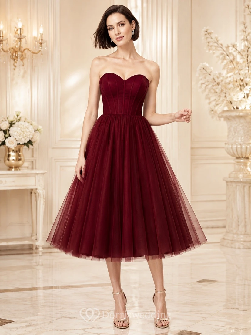 Burgunderfarbenes, ärmelloses Cocktailkleid aus Satin mit Herzausschnitt und A-Linien-Schnitt in Teelänge