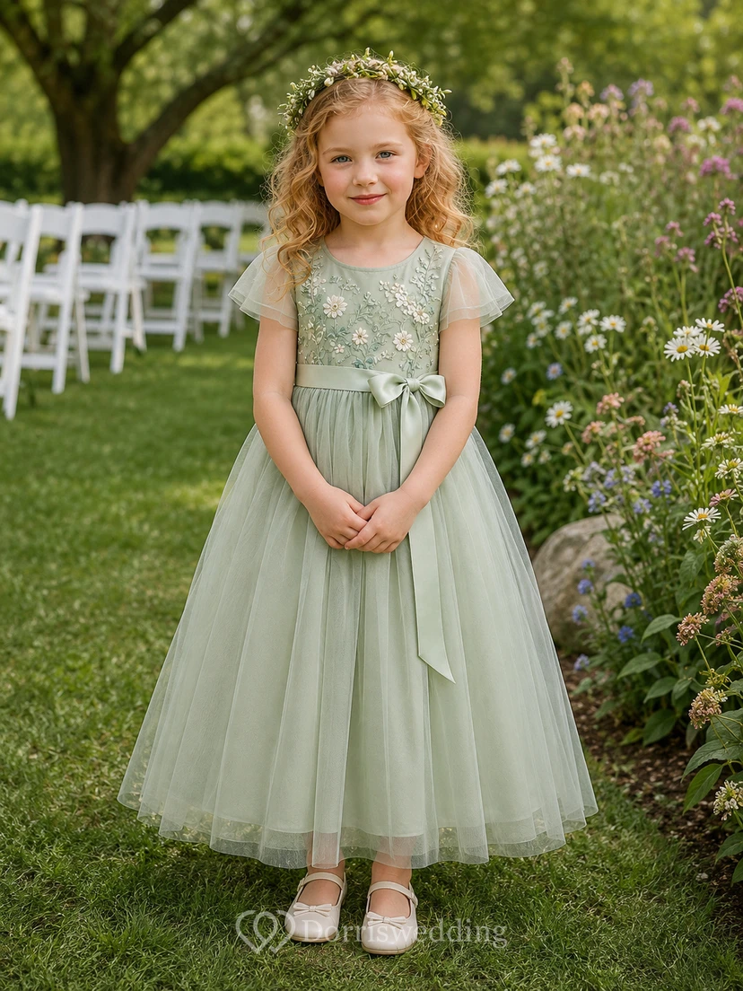 Vestido de niña de las flores color salvia, encaje, tul, corte en A, manga corta, escote redondo, largo midi, detalle de fajín.