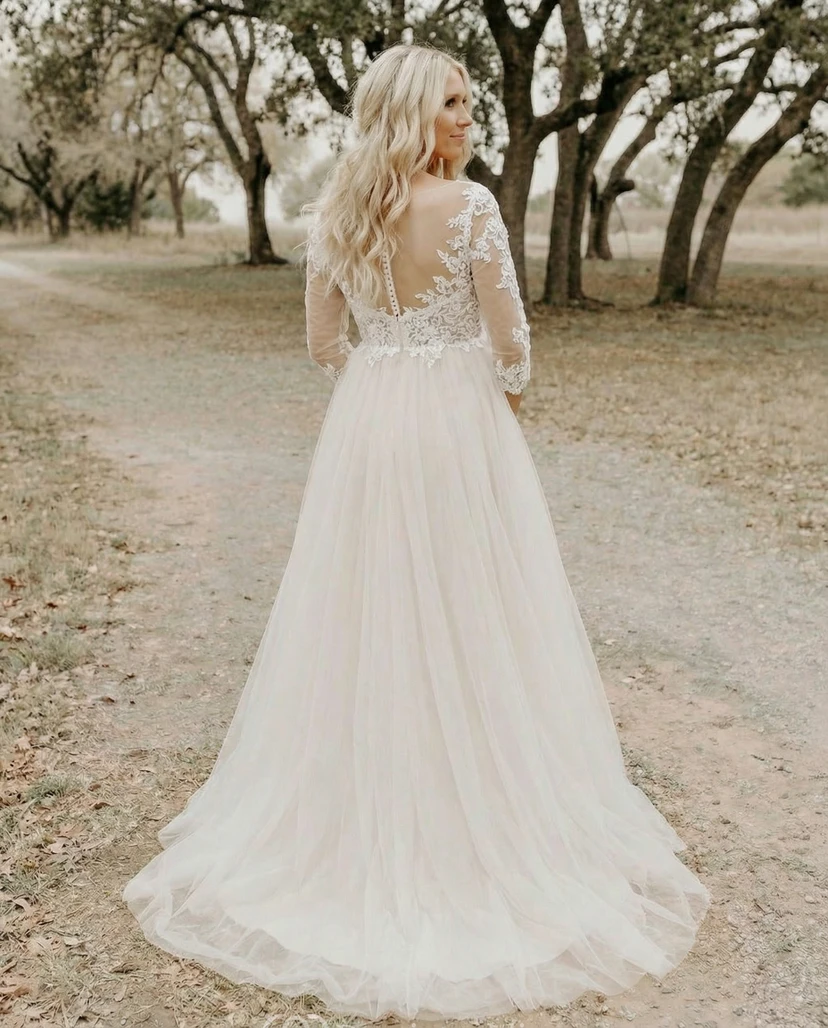 Robe de mariée de maternité en dentelle à manches longues, col rond et jupe en tulle souple view 2