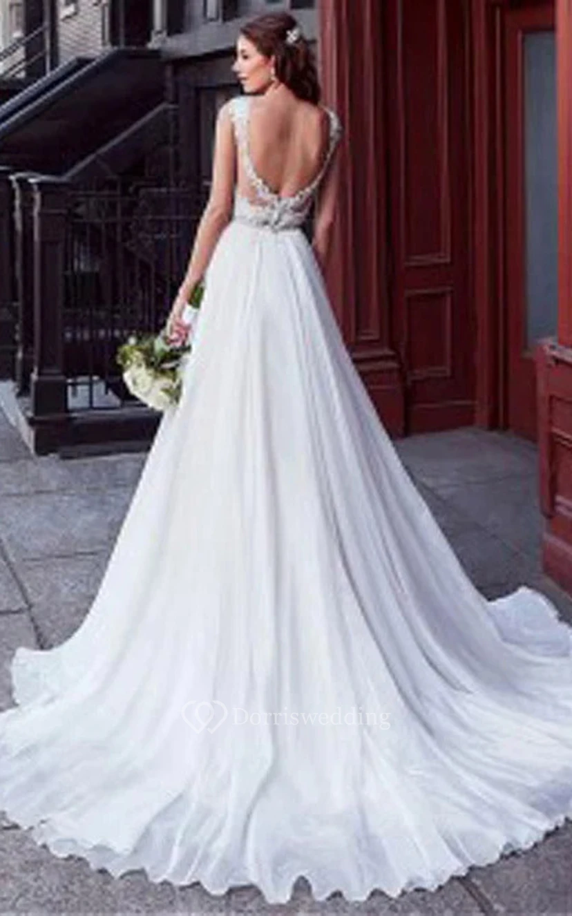 Robe de mariée de bal sans manches à col en V et coupe trapèze, ornée d'un haut perlé view 2