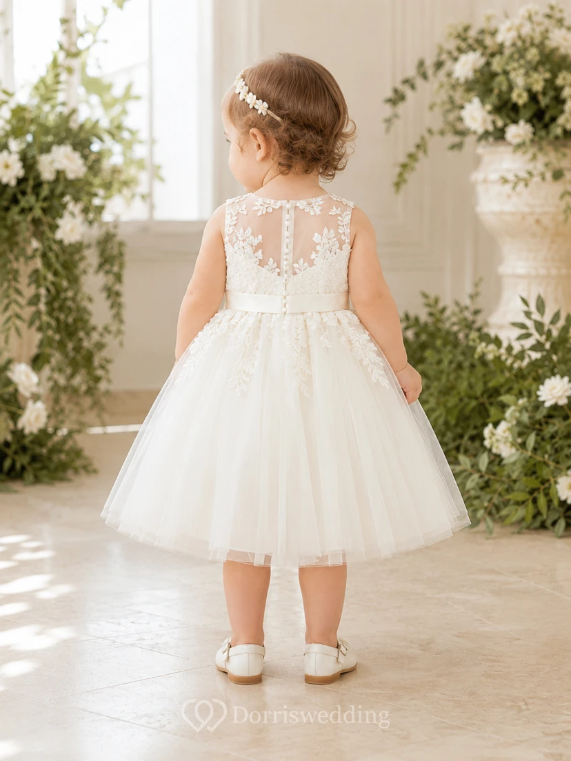 Vestido de niña de flores color marfil, largo midi, corte en A, encaje ilusión, botones en la espalda, lazo de tul en la cintura. view 2