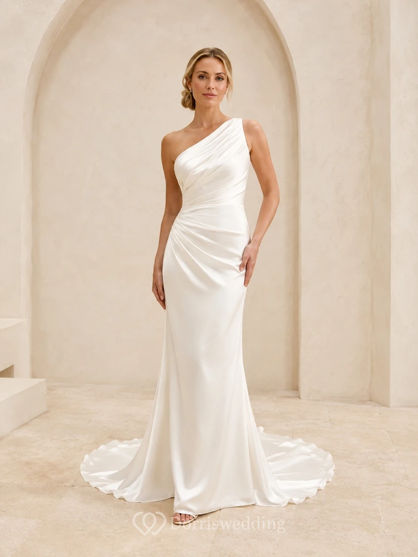 Vestido de novia sencillo de sirena con un solo hombro, drapeado y cola larga.